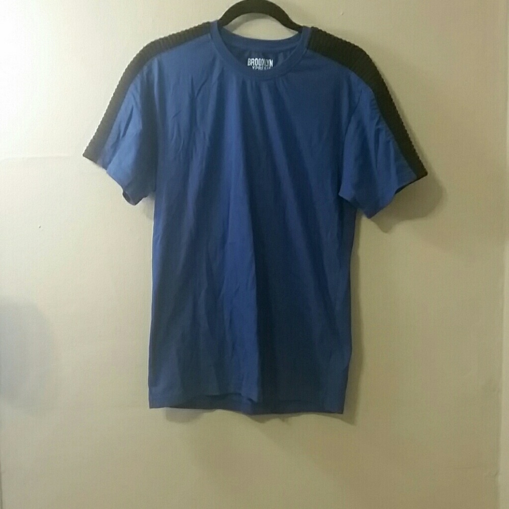 A dark blue tee.